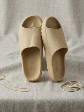 NWOT 32 Degrees Cool Women's Tan Slide Slippers